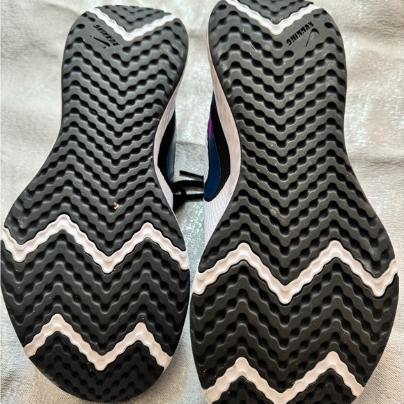 Women’s Nike shoes  size 7.5 - Picture 2 of 3